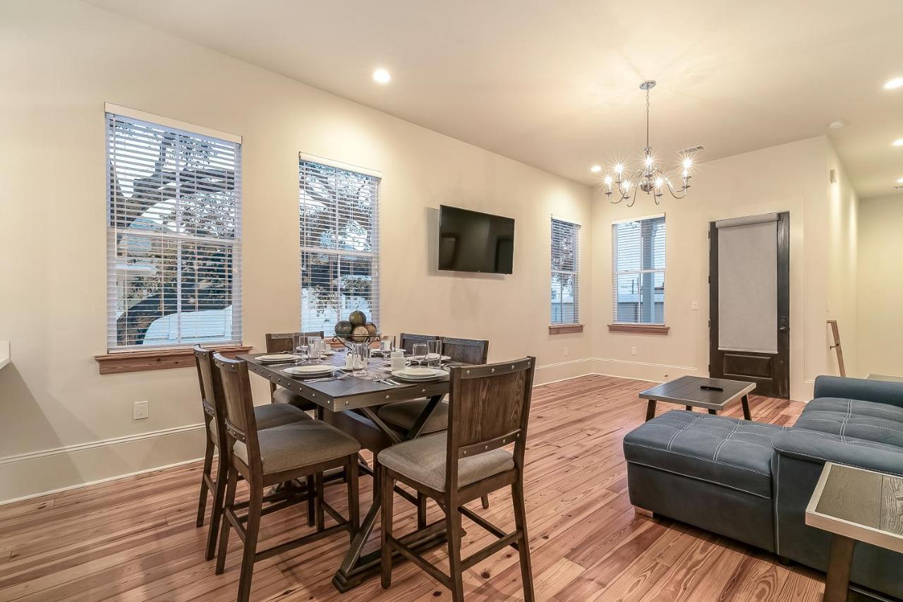 3br By Hosteeva Close To St Charles W Pool *