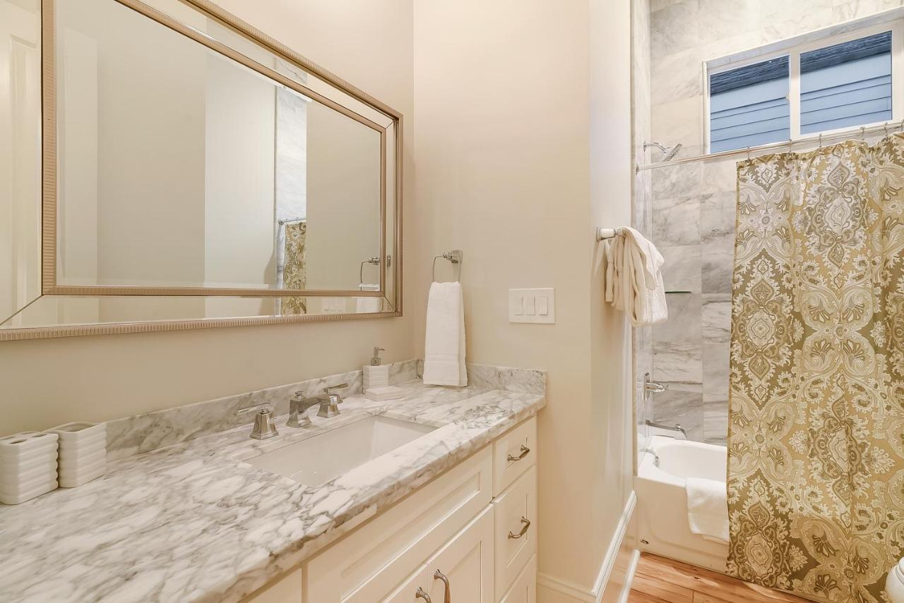 3br By Hosteeva Close To St Charles W Pool *